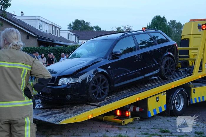 Automobilist rijdt woning binnen