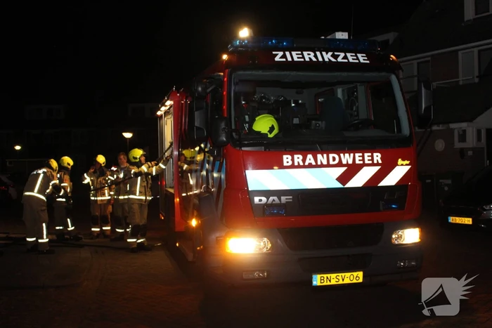 Brandweer blust brand in prullenbak