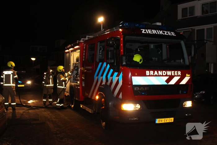 Brandweer blust brand in prullenbak