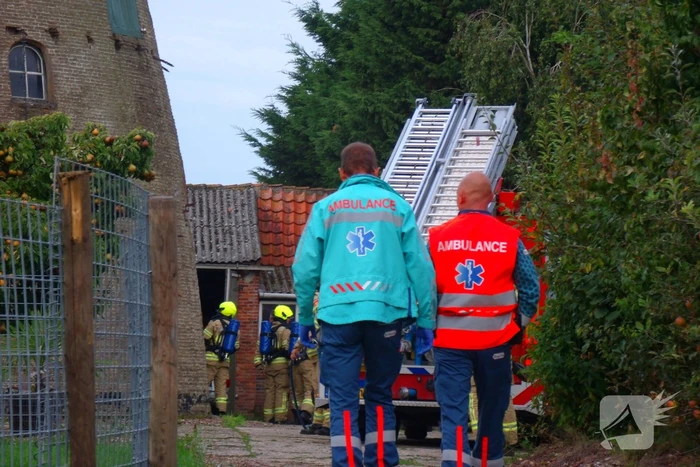 Brandweer blust brand in gebouw