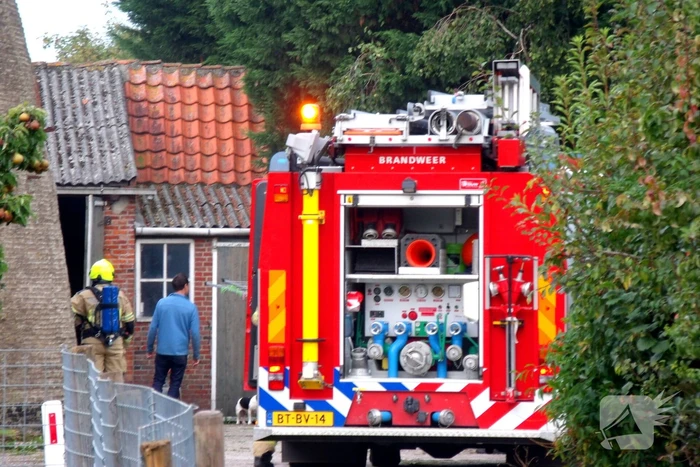 Brandweer blust brand in gebouw