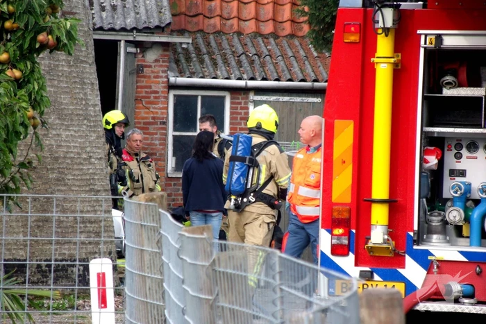 Brandweer blust brand in gebouw