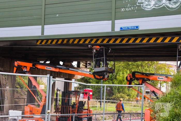Zwaar beschadigde spoorbrug uitgehesen
