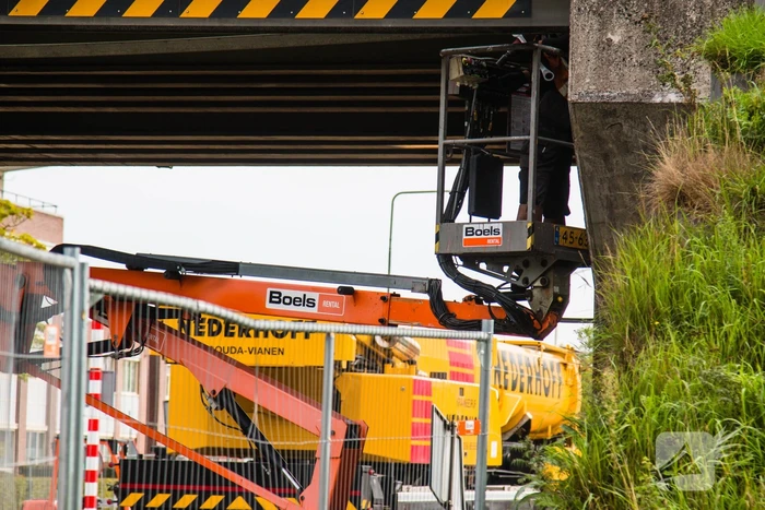 Zwaar beschadigde spoorbrug uitgehesen