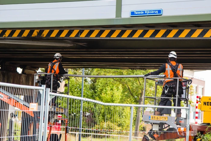 Zwaar beschadigde spoorbrug uitgehesen