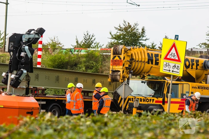 Zwaar beschadigde spoorbrug uitgehesen