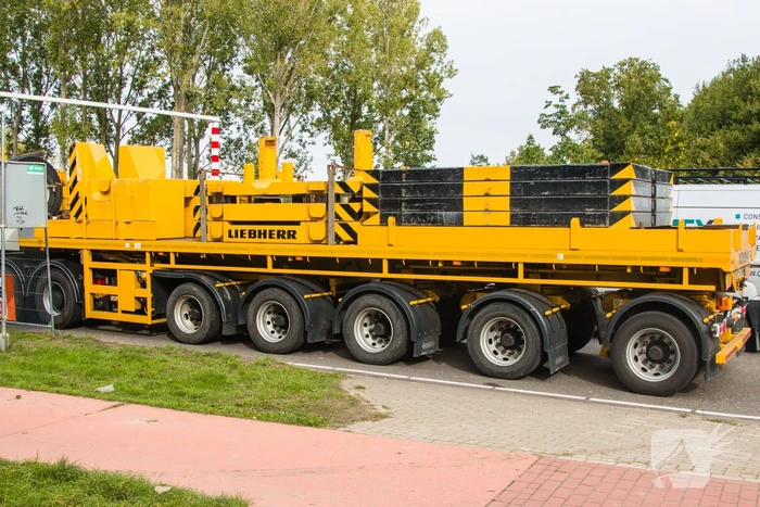 Zwaar beschadigde spoorbrug uitgehesen