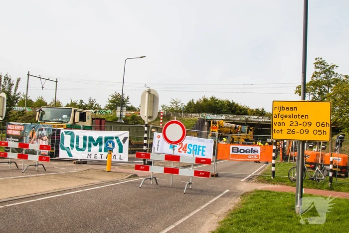 Zwaar beschadigde spoorbrug uitgehesen