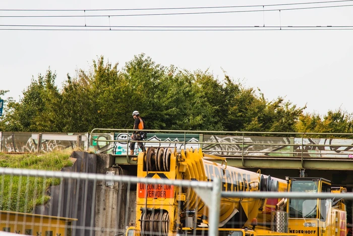 Zwaar beschadigde spoorbrug uitgehesen