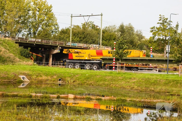 Zwaar beschadigde spoorbrug uitgehesen