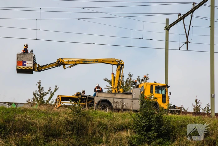Zwaar beschadigde spoorbrug uitgehesen