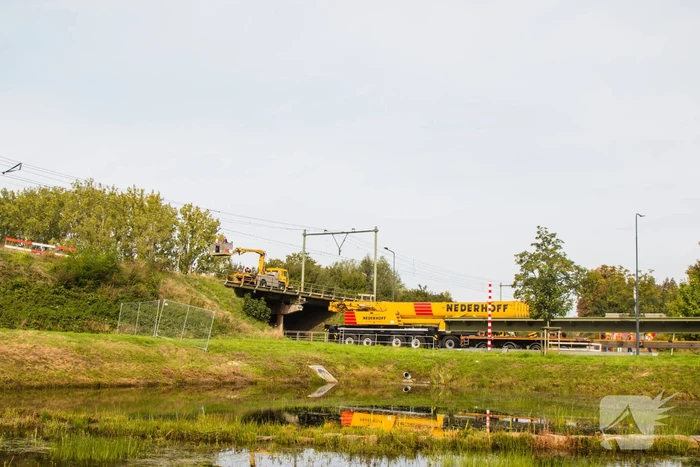 Zwaar beschadigde spoorbrug uitgehesen