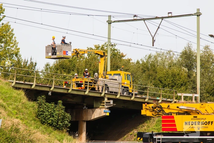 Zwaar beschadigde spoorbrug uitgehesen