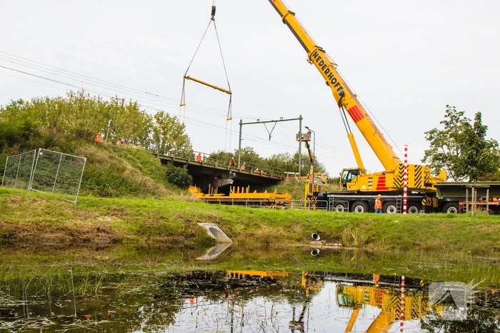 Zwaar beschadigde spoorbrug uitgehesen