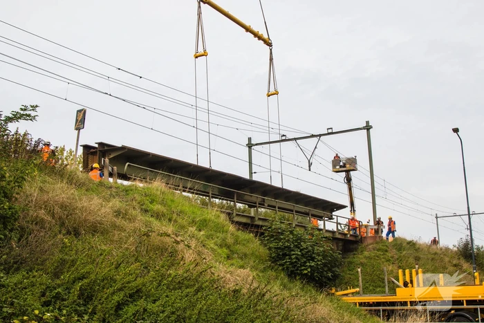 Zwaar beschadigde spoorbrug uitgehesen