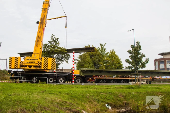 Zwaar beschadigde spoorbrug uitgehesen