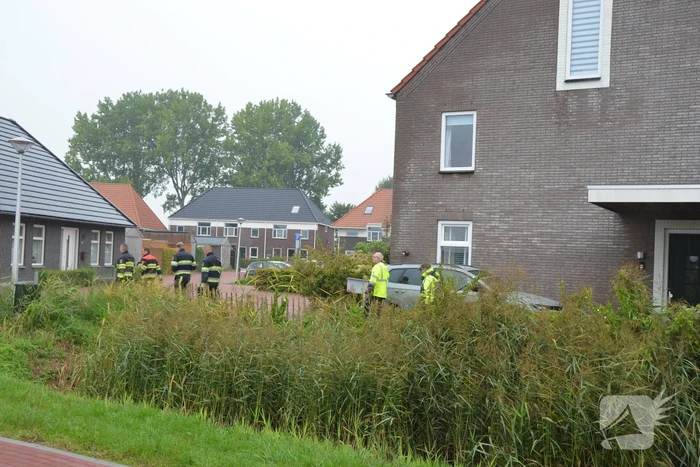 Kip te water gered door brandweerlieden