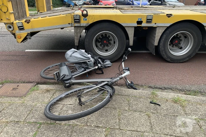 Vrouw gewond bij aanrijding met vrachtwagen