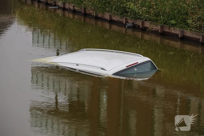 Auto rolt van zelf het water in