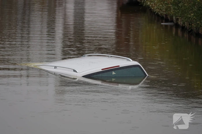 Auto rolt van zelf het water in