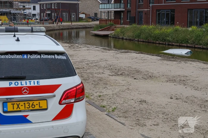 Auto rolt van zelf het water in