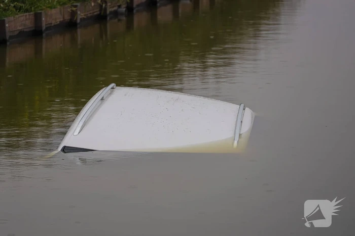 Auto rolt van zelf het water in