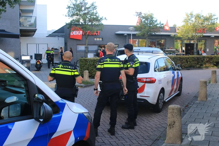 Veel politie ingezet voor vechtpartij bij Dekamarkt