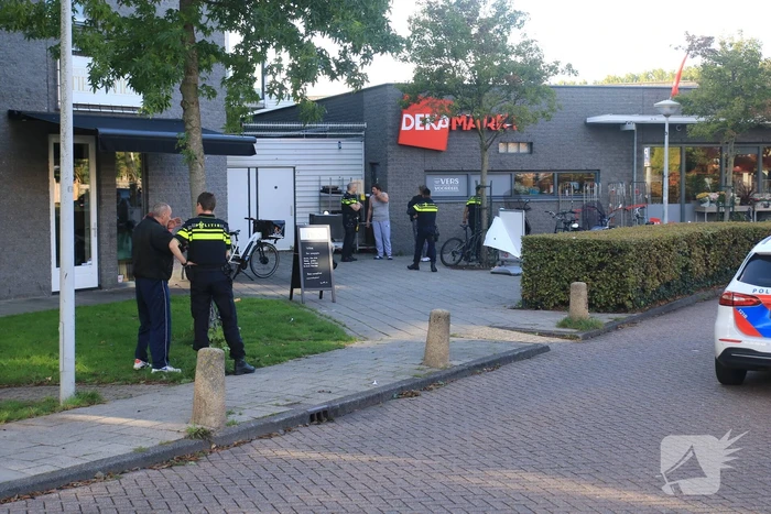 Veel politie ingezet voor vechtpartij bij Dekamarkt