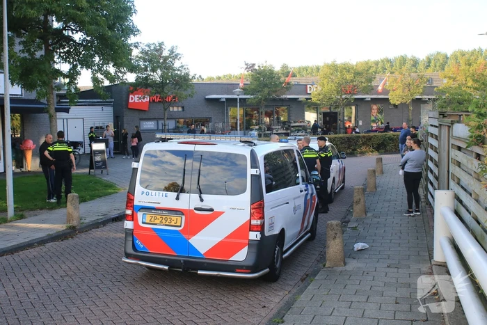 Veel politie ingezet voor vechtpartij bij Dekamarkt