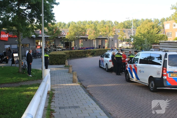 Veel politie ingezet voor vechtpartij bij Dekamarkt