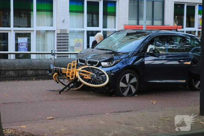 Meerdere gewonden nadat automobilist op fietspad belandt