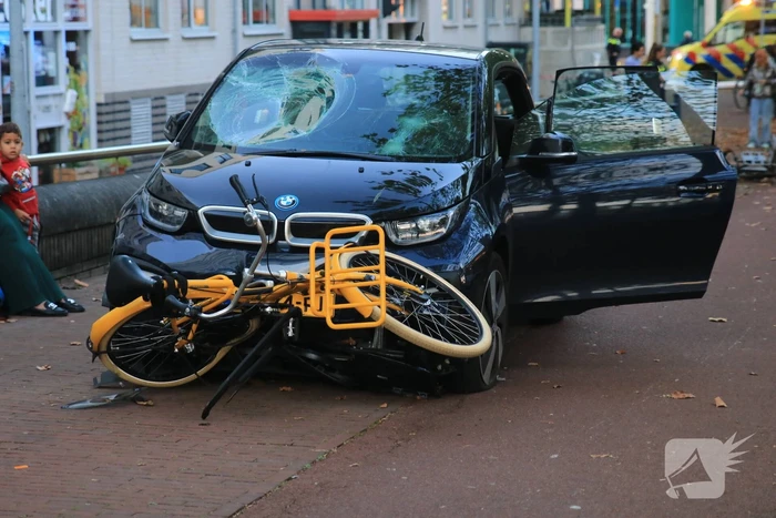 Meerdere gewonden nadat automobilist op fietspad belandt