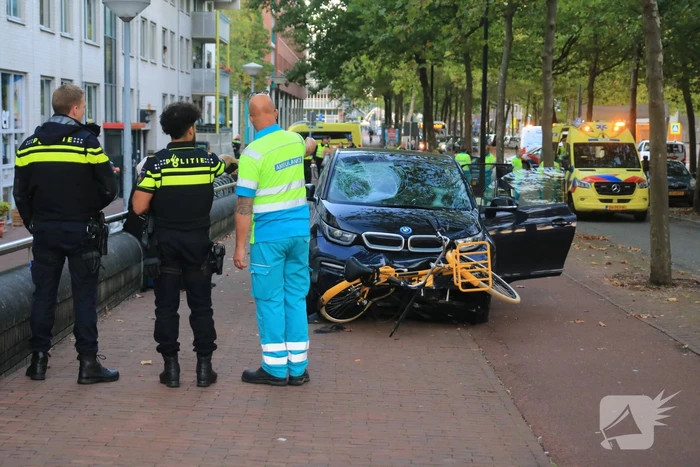 Meerdere gewonden nadat automobilist op fietspad belandt