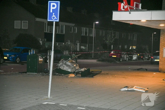 Explosief blaast container compleet uit de grond