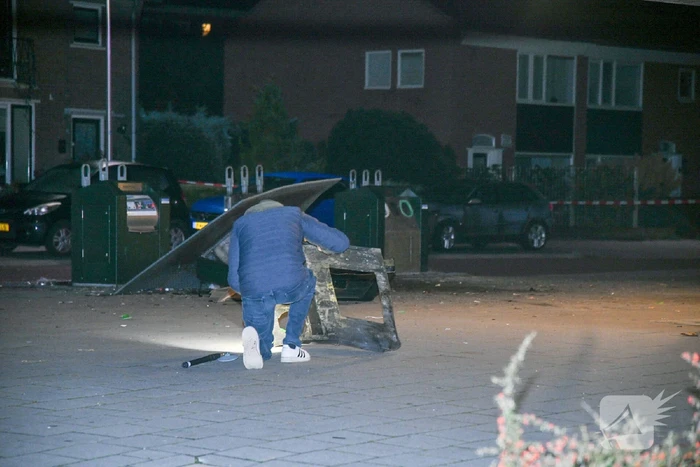 Explosief blaast container compleet uit de grond