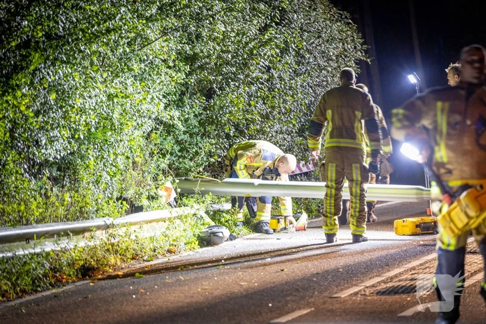 Automobilist richt ravage aan en gaat ervandoor