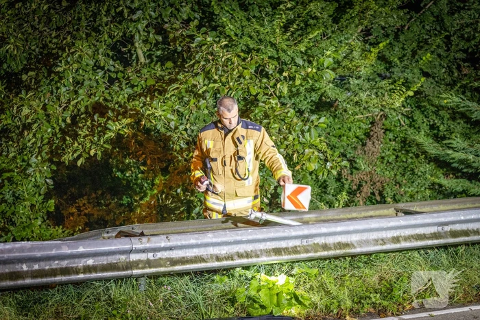 Automobilist richt ravage aan en gaat ervandoor