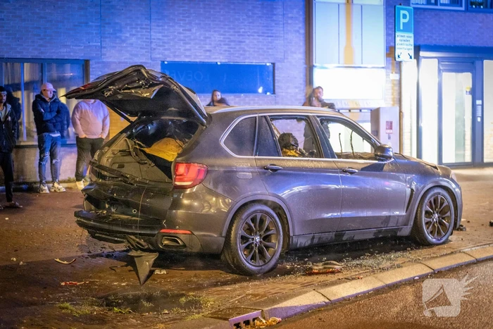 Geparkeerde auto total-loss na brand