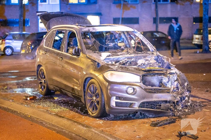 Geparkeerde auto total-loss na brand
