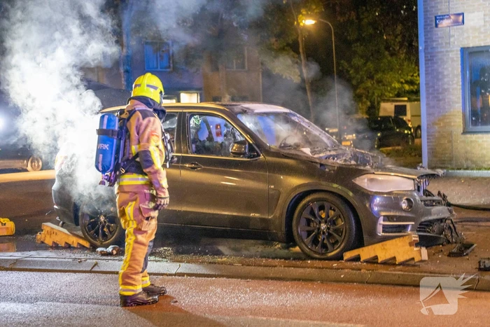 Geparkeerde auto total-loss na brand