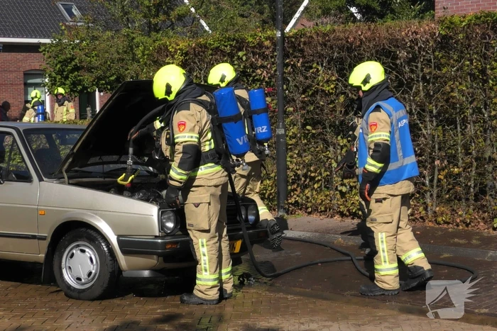 Brandweer blust autobrand