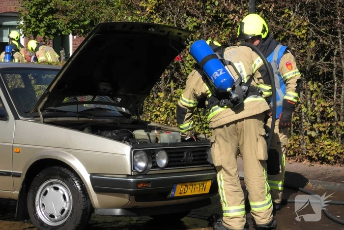 Brandweer blust autobrand