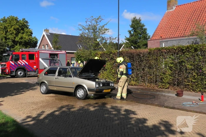 Brandweer blust autobrand