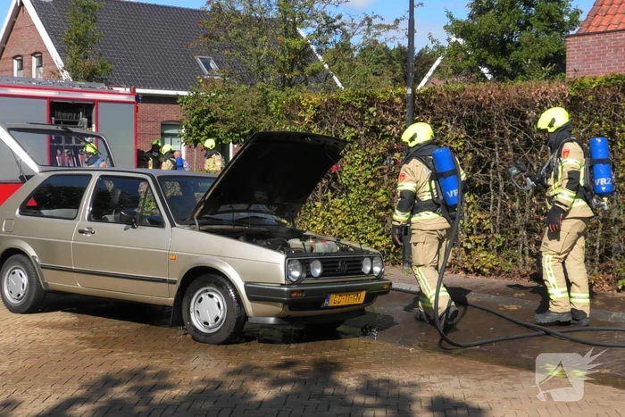 Brandweer blust autobrand