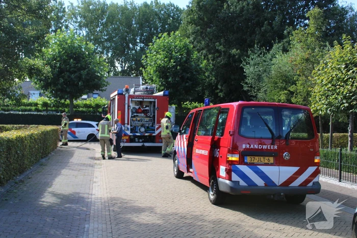 Brandweer blust autobrand
