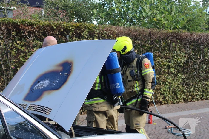 Brandweer blust autobrand