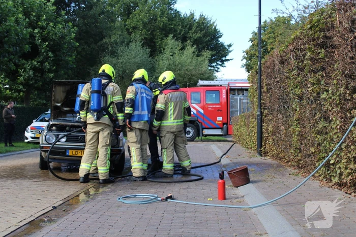 Brandweer blust autobrand