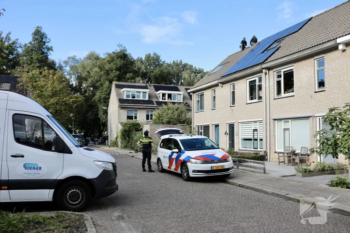 Verward persoon sluit zichzelf op in woning