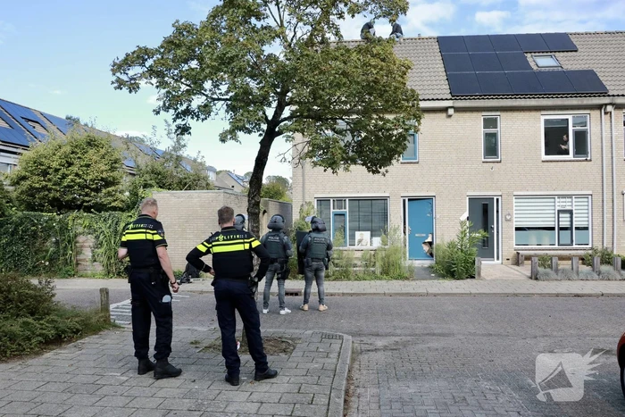 Verward persoon sluit zichzelf op in woning
