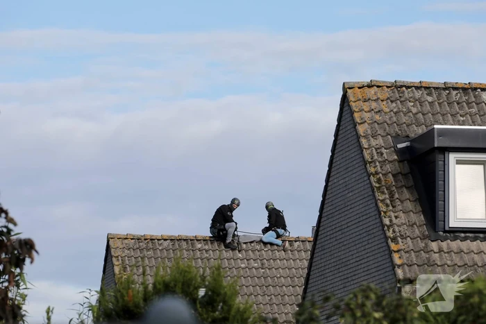 Verward persoon sluit zichzelf op in woning